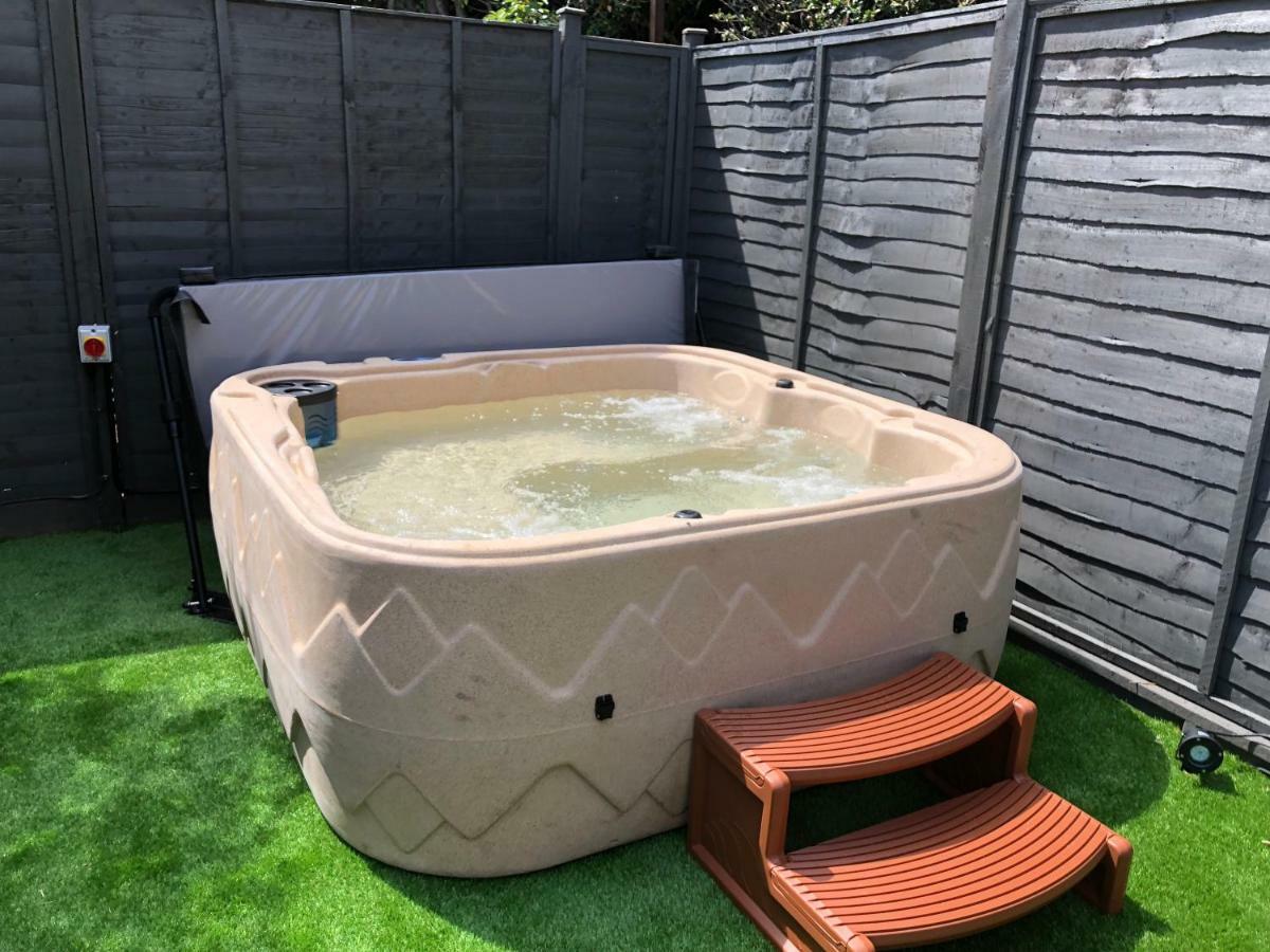 Bournemouth Hot Tub & Sauna Holiday Let Extérieur photo